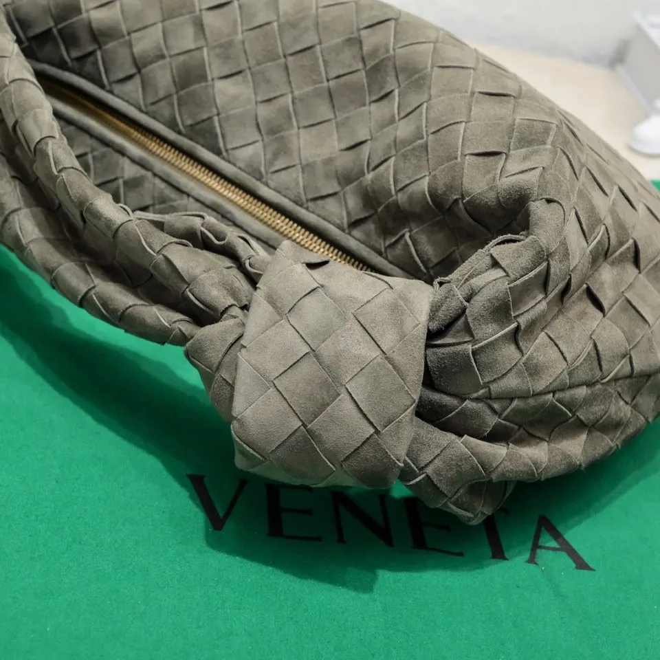Batch 1460 JODIE Sheep Suede Medium size comes out of Huo~ It is much more practical than small size. The shape is still fashionable and good-looking. Made of classic Yangjin weaving. The iconic weaving has always been the most proud design of BV. The soft shape is super suitable for concave shape~ Not only the size has been changed, the quality details are also more refined. The version is more round and Q. The medium size has more styles. It is not only practical and can hold everything, but also can carry Jodie's fashionable concave shape. It’s really both practical and fashionable. It’s awesome! Size: 36x21x13, model: 6697# frosted leather